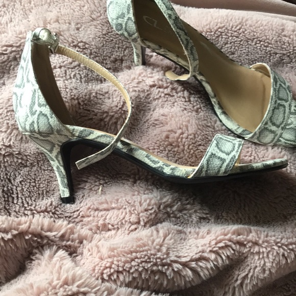 Size 7 1/2 CL by Chinese Laundry low heel snakeskin pattern - Picture 2 of 7